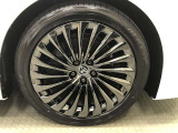 【メーカーオプション】20インチ純正アルミホイール(245/45R20)装着!大径タイヤ装着で足元のスタイリングもバッチリ!ブラックスパッタリング&ブラックナットで引き締まった印象に!