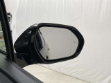 後続車が接近するのを知らせてくれるBSM(ブラインドスポットモニター)。接近するとドアミラー部の警告灯が光ってくれるので、万が一の追突も防げそうですね♪上級装備です。