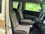 明るい色合いのシートと落ち着いた配色で、運転席・助手席ともにまとまりのある室内です。窓から外の様子を確認しやすく、乗り降りの際も座席まわりの空間を使いやすい印象です。