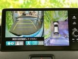 後方映像に加えて、車両周囲を上から捉えた表示も確認できます。駐車時に周囲や車両との位置関係を把握しやすく、慎重な後退操作をサポートします。