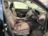 程よい硬さとホールド性が高くロングドライブも疲れにくいシートです。