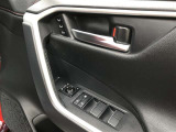 運転席は、ドライバー2名分のシートポジションを記憶・再現できるメモリー機能を搭載しています。
