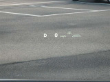カラーヘッドアップディスプレイ付き。少ない視線移動で情報を確認できるので、運転の疲労軽減に繋がりますよ♪