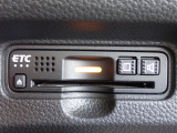 ■【ETC車載器】が装備されています。セットアップをしてお渡しとなり、ETCカードを差し込むだけで高速道路の利用が可能です。