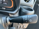 ハンドル脇に配置され、運転姿勢を保ったまま手を伸ばしやすい位置です。方向指示やライトに関する表示がまとまり、表示を見ながら操作を確認できるため、日常の運転にも便利です。