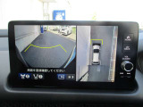 マルチビューカメラで車の周囲を映像で確認できます。駐車場や見通しの悪い交差点などナビ画面に映し出します。