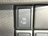 【パワースライドドア】スマートキーや運転席のスイッチでスライドドアの開閉が可能♪電動だから力を入れてドアを開ける必要が無く、小さいお子様でも、重い荷物を持っている時もラクに開け閉めできます♪