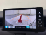 バックカメラの画像です。ガイドラインがスムースな車庫入れをサポートいたします。車庫入れの安心感がアップしますね。