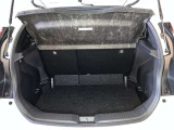 バックドアを上げた状態です。シートのアレンジ次第で荷室のスペースが変わります!用途に合わせて快適な室内を?