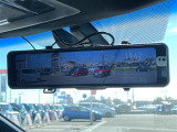 【デジタルインナーミラー】車両後方カメラの映像をルームミラーに映すことが出来ます。 そのため、後席に人や荷物があって後方が見えづらい場合でもしっかり視界を確保することが出来ます。