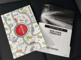 メンテナンスノート、取扱説明書です。 その車の整備記録が事細やかに記録されています。 車が生まれてから今までどのような道を歩んできたのか判るとても重要な物ですよ。