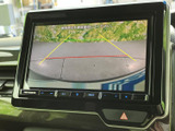 後方の様子を画面で確認でき、駐車時や後退時の周囲確認をサポートします。画面上のガイド表示も目安にしながら、見えにくい車両後方を把握しやすく、日常の駐車に便利です。