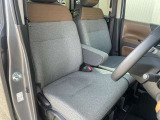 アームレストのついた広いベンチシート☆シミや汚れの無いキレイな運転席です♪