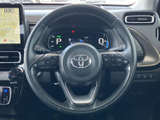 手元に複数のスイッチを備え、運転姿勢を保ったまま各種機能にアクセスしやすい仕様です。メーターや前方へ視線を向けやすく、日常の運転を快適にサポートします。