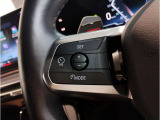 【アクティブクルーズコントロール】一定速度での巡航はもちろん、前方の車両との距離を一定に保ちながら自動で加減速を行います。BMWは車両停止までの制御が可能となりますので、渋滞時には大変嬉しい機能です。