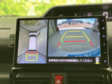 後方映像に加えて車両周辺の様子も画面で確認でき、駐車時の周囲確認をサポートします。表示されたガイドを目安に、車庫入れや狭い場所での駐車に活用できます。