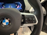 運転中にもオーディオの音量やFMの切り替えなどステアリングでの操作で切り替え可能なため、ステアリングから手を放す必要がない為、運転中でも操作が簡単でございます。