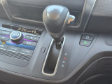 手に馴染むシフトノブで扱いやすく、快適な運転を支えます。