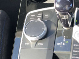 iドライブコントロール。手元で車の機能を直感的に操作できます。