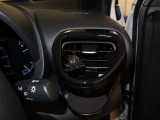 手に取りやすい位置にドリンクホルダーが付いて、運転中も目線を落とさずに水分補給が出来ますよ(*^^*)