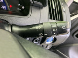 レバーには方向指示やライトに関する表示があり、運転席から確認しやすい配置です。操作部の表示を見ながら必要な操作を選べるため、日常の運転に役立ちます。