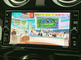 テレビ番組を画面で視聴できる装備を備えています。停車中の休憩時間にも映像を楽しめるため、待ち時間を過ごす際に便利です。画面に番組情報が表示され、内容を確認しやすいのもポイントです。
