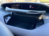 運転席前にも収納とUSB電源ソケットが装備されており便利です。
