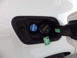 こちらのお車はディーゼルエンジンです。軽油なので燃料代を抑えやすく、低回転から力強いトルクが出るので、街中でも高速道路でも余裕のある走りを楽しんでいただけます。