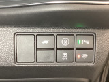 Hondaセンシング用の、VSA(ABS+TCS+横滑り抑制)解除と路外逸脱抑制機能のオンオフスイッチなどはハンドルの右側に装備しています。