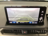 【バックカメラ】運転が苦手な方も車庫入れラクラクです!ギアをリバースに入れれば自動的に切り換わりますので、面倒な操作は不要です♪狭い駐車場もお車を傷つけず安心ですね!