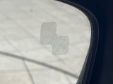 【ブラインドスポットモニタリング】走行中、ドアミラーの死角になりやすい箇所に後続車が接近するとサイドミラー付近に警告を表示、ドライバーに注意喚起をしてくれます。