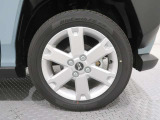 純正アルミホイールがとても似合っています。タイヤサイズは、155/65R15です。