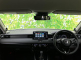 運転席まわりは前方の視界が広く、メーターや中央の画面も自然に目に入る配置です。落ち着いた色合いの室内で、毎日の移動もリラックスしてお過ごしいただけます。