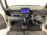 【前方視界】開放的な前方視界!運転がしやすく疲れにくいです♪窓が大きく、見通しがとっても良いおクルマですよ♪