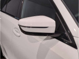 【BMWミラー】視認性の高いスタイリッシュなミラー。自動防眩機能も付いており夜間のドライビングをサポートします。