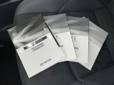 メンテナンスノート、取扱説明書ですね。 車の情報が凝縮されています。 車の整備記録が記載されている大事な物ですよ。