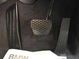 【ペダル】BMWはオルガン式アクセルペダルを採用しています。踏み込む足とペダルが同じ軌跡を描くため、かかとがずれにくく、アクセルコントロールがよりしやすくなるメリットがあります。