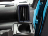 運転席のカップホルダーはエアコンの吹き出し口にありますので冷やしたり温めたりすることが出来ます☆