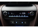 ★エアコンはオートタイプが装着済みです!オートモードにしておけば、車内温度を設定するだけで風の料や吹き出し口の切り替えを機械が行ってくれます!一年中快適な環境を作れますよ♪