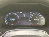 速度やシフト位置などの情報がメーター内にまとまり、運転に必要な表示を確認しやすい構成です。中央の表示も見やすく、走行中の情報把握に役立ちます。