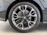 BMWの純正アロイホイールは軽量かつ強度にも優れているホイールで走行性能を引き上げる設計になっております。足元にもBMWは妥協がなくこだわっている個所になります。