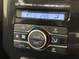 オートエアコン付きなので一度、気温を設定すれば自動的に過ごし易い温度に調整してくれますよ。 車内をいつでも快適空間にしてくれます。