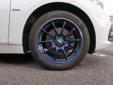 右フロントタイヤです。17インチアルミホイールに205/55R17の組み合わせです。
