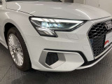 ウイング状のデイタイムランニングライトを備えるLEDヘッドライト。昼光に近い照明によって進路を照らし、昼夜ともに目視しやすく視認性を高め安全性と快適性を向上させます。