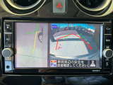 画像の左側は運転席から見ることのできないフロント左側を映している画像です、狭い道や幅寄せ時に便利です。
