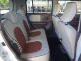 大人もゆったりと座れるリアシート。この足元の広さ見てください。