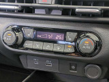 オートエアコンで温度を設定するだけで快適な車内環境を維持することができます!
