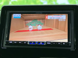 テレビ番組を表示できる画面を備え、停車中の待ち時間などに映像を視聴できます。画面上で番組内容を確認しやすく、車内で過ごす時間の楽しみが広がります。