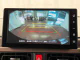 【バックカメラ】 駐車時に車両後方の様子を見ることができるので、運転の不安を軽くします。