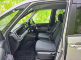 前席は視界を確保しやすい配置で、運転席と助手席の足元にもゆとりがあります。落ち着いた色合いのシートとすっきりした室内で、毎日の移動も快適に過ごせます。